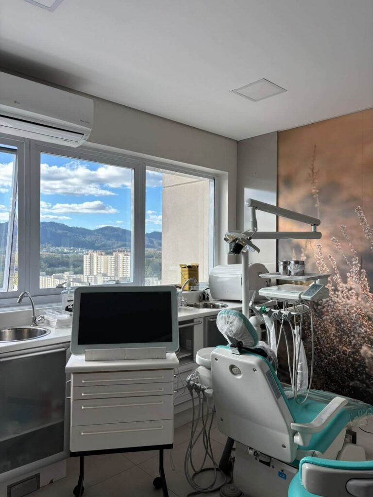 Consultório odontológico da Dra. Ana Vidolin no 13º andar, em Mogi das Cruzes