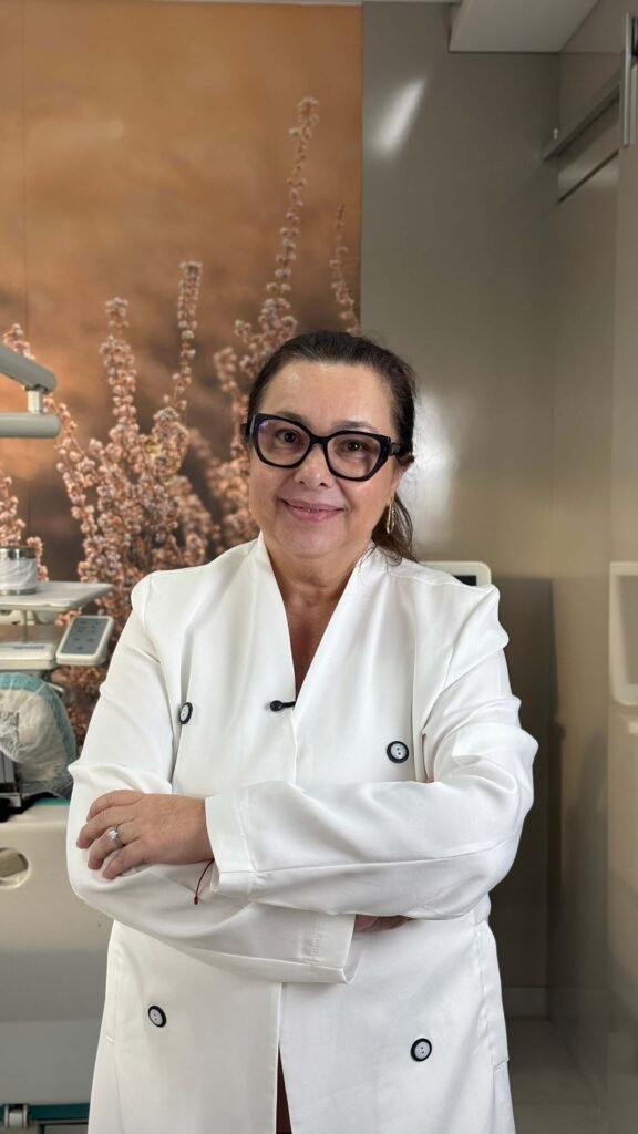 Dra. Ana Vidolin, cirurgiã-dentista, no consultório do Socorro em Mogi das Cruzes