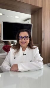 Dra. Ana Vidolin à mesa de consulta do consultório em Mogi das Cruzes
