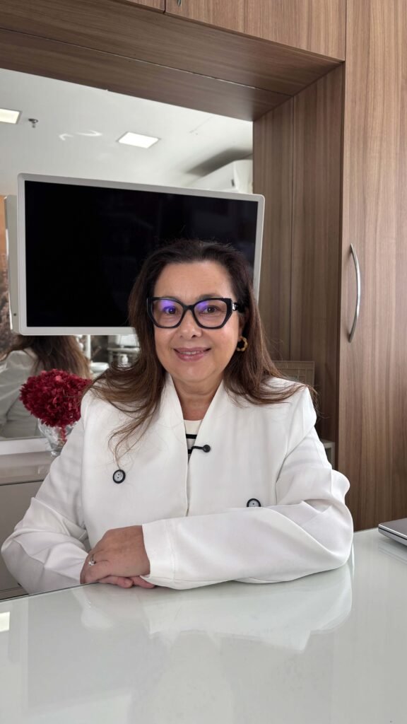 Dra. Ana Vidolin à mesa de consulta do consultório em Mogi das Cruzes
