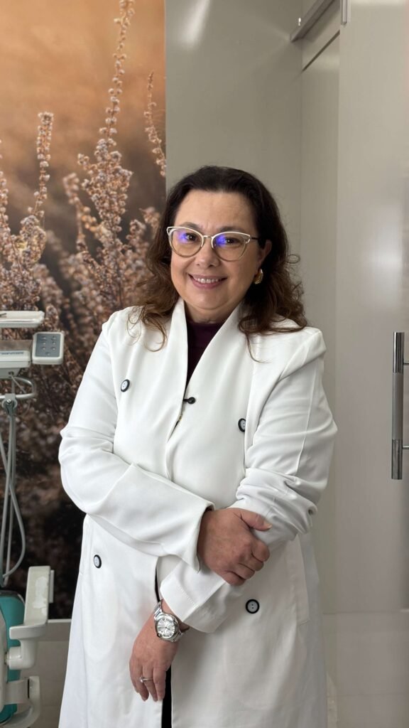 Dra. Ana Vidolin, dentista em Mogi das Cruzes, em seu consultório